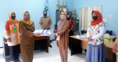 Penyerahan Buku Administrasi ke KIM Karangbesuki Kelurahan Karangbesuki Penyerahan Buku Administrasi ke KIM Karangbesuki Kelurahan Karangbesuki