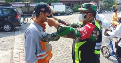 Waspada Angka Penularan Covid-19 BABINSA DAN BHABINKAMTIBMAS Kelurahan Sukun Sosialisasi Penggunaan dan Bagi-Bagi Masker Untuk Warga Yang Melintas Waspada Angka Penularan Covid-19 BABINSA DAN BHABINKAMTIBMAS Kelurahan Sukun Sosialisasi Penggunaan dan Bagi-Bagi Masker Untuk Warga Yang Melintas